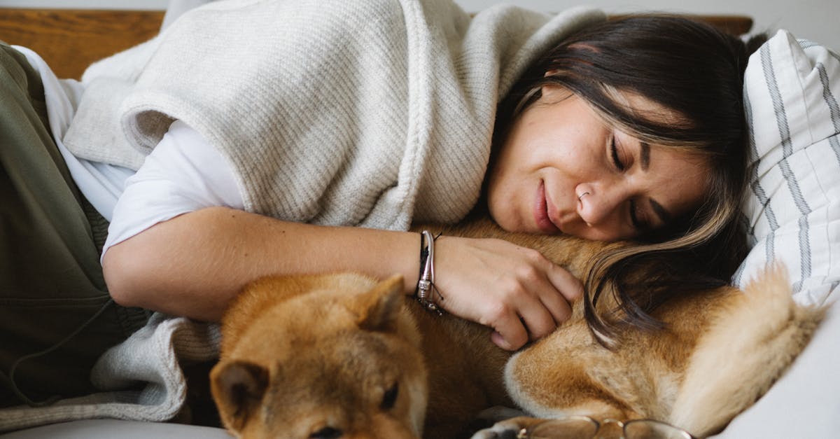 Découvrez les meilleures positions de sommeil pour une nuit de sommeil réparatrice. Apprenez comment différentes postures peuvent avoir un impact sur votre santé, soulager l'inconfort et améliorer la qualité globale du sommeil.