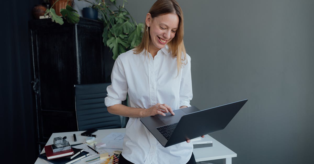 découvrez les avantages d'un bureau debout, conçu pour améliorer votre productivité et favoriser une meilleure posture pendant que vous travaillez. Élevez votre espace de travail et améliorez votre santé grâce à notre gamme de bureaux debout élégants et ergonomiques.