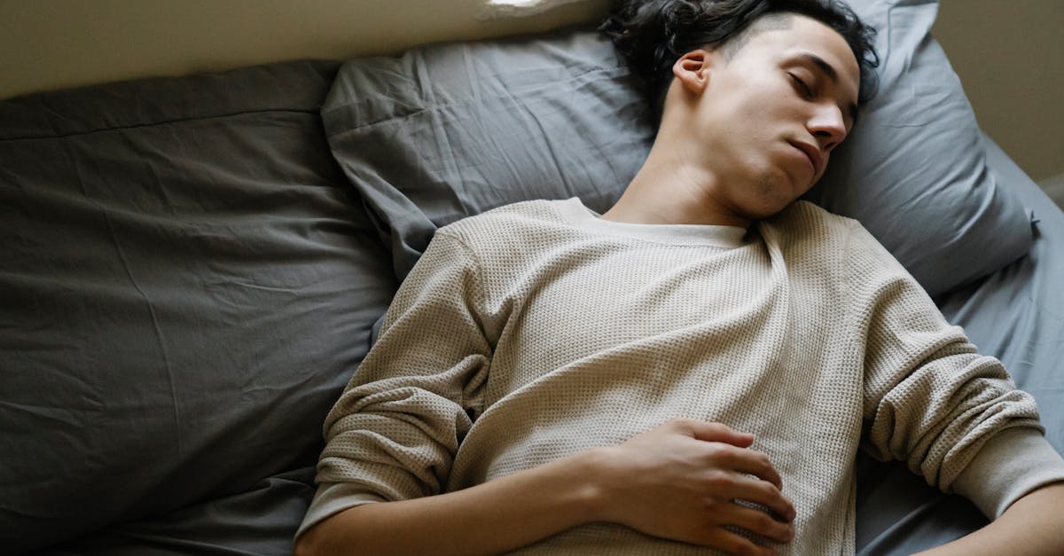 découvrez les meilleures positions de sommeil pour un sommeil réparateur et une meilleure santé. découvrez comment différentes postures de sommeil peuvent affecter votre corps et trouvez la position idéale pour vous.