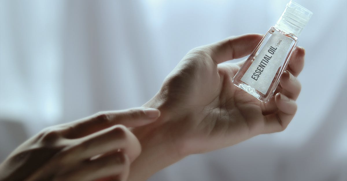 découvrez les incroyables bienfaits des huiles essentielles, un moyen naturel d'améliorer votre bien-être. de l'apaisement du stress à la stimulation de l'énergie, explorez les diverses utilisations et propriétés de ces extraits aromatiques pour élever votre routine quotidienne.