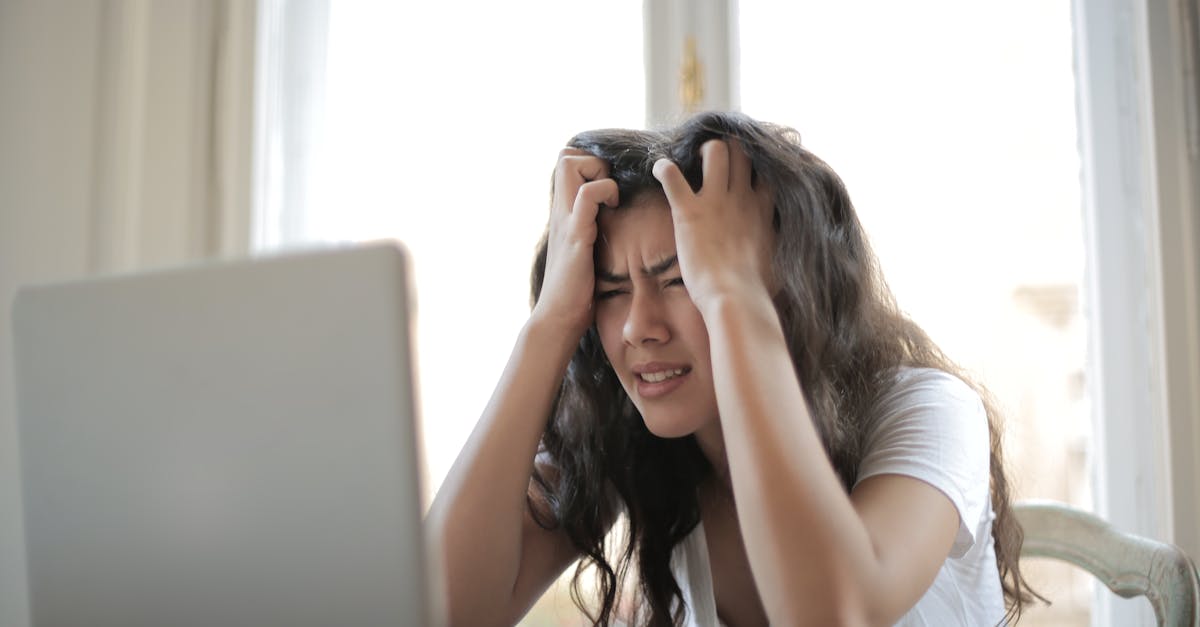 Prendre conscience de sa posture peut soulager les douleurs cervicales liées au stress.