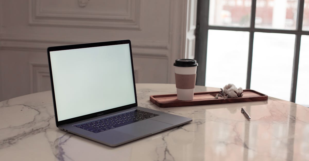 Facilite les mouvements au sein de votre espace de travail, minimisant ainsi les tensions dorsales. Cette conception favorise les postures actives et évite les flexions inconfortables pour atteindre les outils essentiels. Une mobilité accrue facilite les étirements pour soulager les douleurs lombaires, facilitant ainsi les transitions entre les tâches et améliorant la productivité. Votre espace de travail doit vous donner confiance en vous, et une chaise dotée de ces atouts est un investissement en termes de confort et de bien-être.