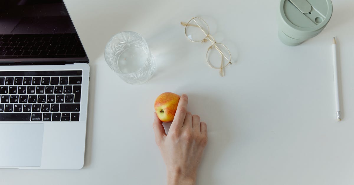 par une stimulation douce, permettant au corps de renouer avec sa capacité naturelle à maintenir l'équilibre. Nos clients constatent souvent que des ajustements ergonomiques sur leur espace de travail, comme l'optimisation de leur posture assise ou l'utilisation d'un bureau debout, peuvent apporter un sentiment de soulagement et transformer leur quotidien.
