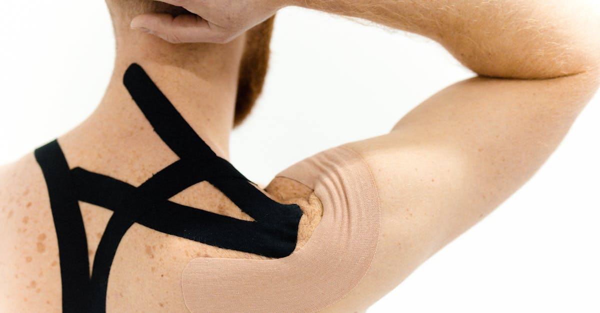 Ces techniques soulagent non seulement la tension au niveau des épaules, mais facilitent également un meilleur alignement au repos. Dormir sur le dos et utiliser des oreillers de soutien peuvent réduire considérablement la pression sur les zones affectées, favorisant ainsi confort et sérénité.
