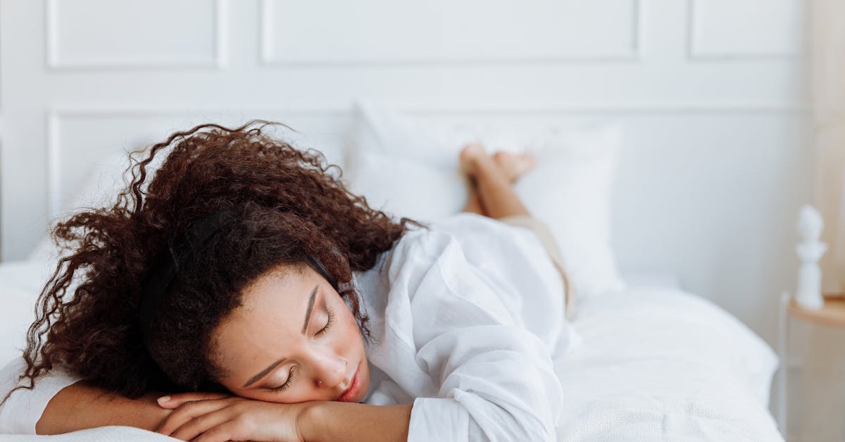 discover the best sleeping positions for a restful night's sleep. explore tips and techniques to improve your sleep quality, reduce pain, and wake up refreshed. whether you're a back, side, or stomach sleeper, find the perfect position for optimal comfort and health.