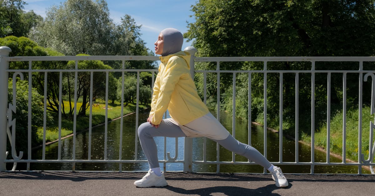 Pour maximiser les bienfaits de ces étirements, pensez à les intégrer à votre routine matinale ou après votre journée de travail, surtout si vous passez de longues périodes assis sur une chaise ergonomique. Par exemple, prévoyez du temps pour effectuer vos étirements pour les douleurs lombaires après le travail ou avant de dormir afin de favoriser des positions de sommeil réparatrices pour les maux de dos. Une pratique régulière est la base de bénéfices durables et d'une meilleure correction posturale.