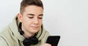 explore the causes and solutions for tech neck, a common ailment caused by prolonged smartphone and computer use. discover effective stretches, ergonomic tips, and lifestyle changes to alleviate discomfort and improve posture.