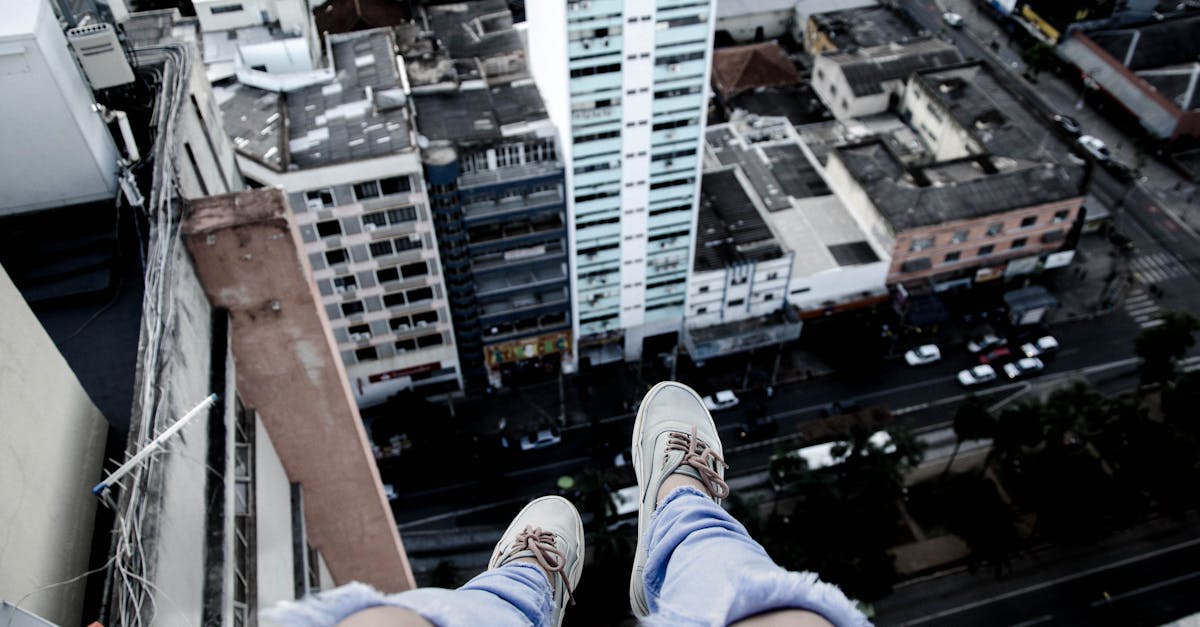 Si vous souffrez de vertiges et de problèmes d'équilibre, vous n'êtes pas seul. De nombreuses personnes sont confrontées à des difficultés liées au vertige, qui peuvent avoir un impact significatif sur leur vie quotidienne. Comprendre les différentes causes de vertiges, telles que le VPPB (vertige positionnel paroxystique bénin), la névrite vestibulaire, la labyrinthite ou la maladie de Ménière, est essentiel pour mettre en place un traitement efficace du vertige. Chez Pulse Align, notre approche holistique peut vous aider à retrouver la santé en mettant l'accent sur la santé neuromusculaire, l'amélioration de la posture et le rééquilibrage global. Êtes-vous prêt à découvrir comment un mode de vie équilibré peut mettre fin aux épisodes de vertige ?