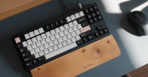 discover the benefits of an ergonomic workstation designed to enhance comfort and productivity. optimize your workspace for better posture, reduced strain, and improved efficiency while working from home or in an office environment.