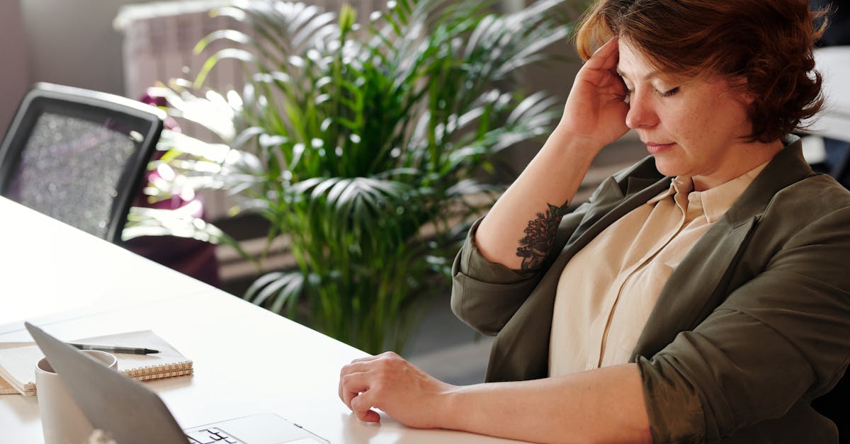Identifiez et gérez les facteurs déclenchants des migraines grâce à l'alimentation.