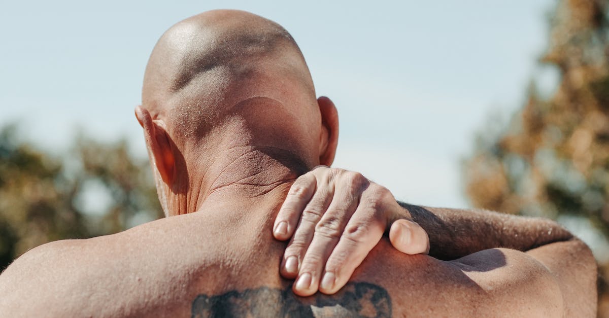 Ce mouvement doux favorise la circulation sanguine et détend les muscles des épaules, ce qui contribue à réduire les tensions et l'inconfort.