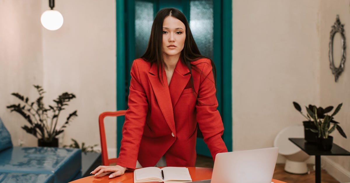 explore the benefits of standing desks, designed to enhance your workspace by promoting better posture, increased energy, and improved productivity. discover a variety of styles and features to find the perfect standing desk for your home or office.