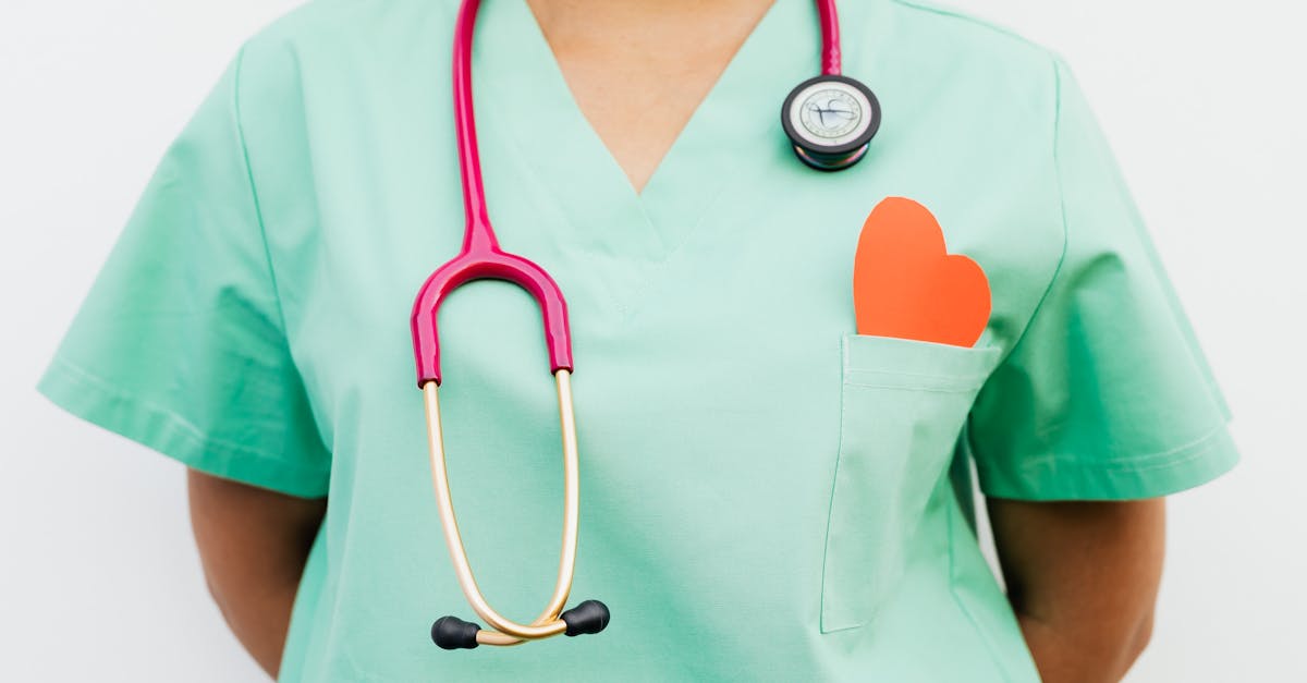 Aligne la posture pour minimiser les tensions cervicales.